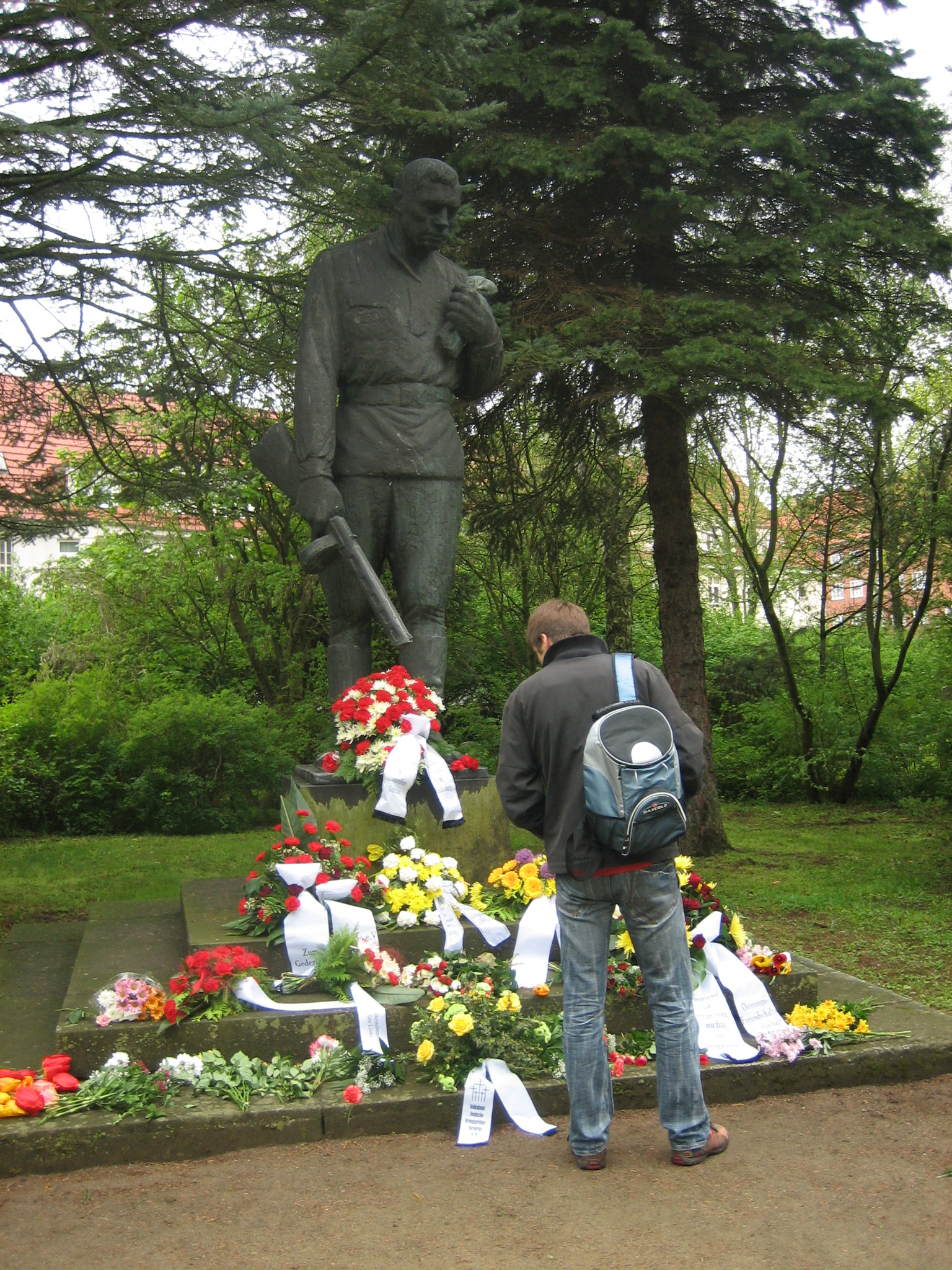 Am_Denkmal_des_Unbekannten_Soldaten.JPG