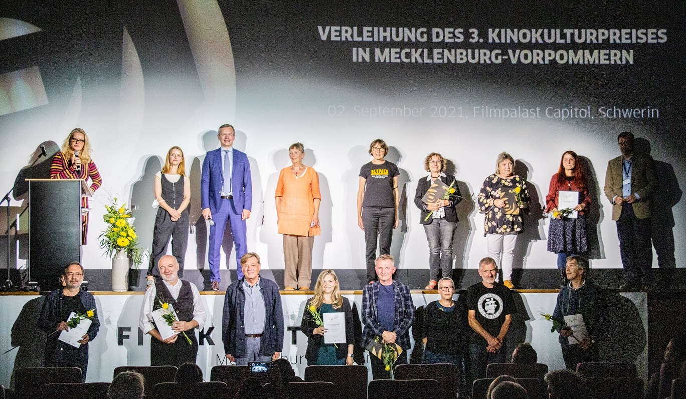 KKP-MV_Gewinner-Gruppenbild_nicht-gewerblicheKinos_c_Joern_Manzke_FILMLAND_MV_klein.jpg